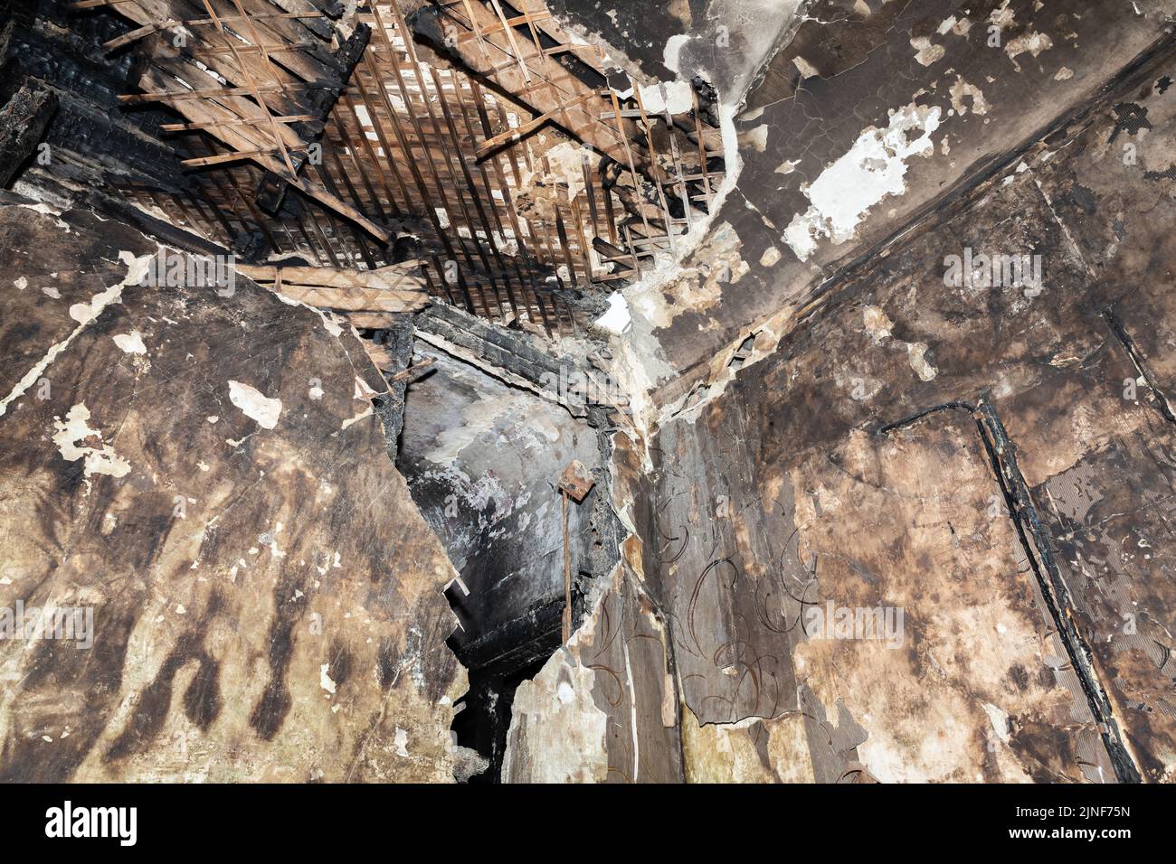Die verbrannten und beschädigten Wände des städtischen Krankenhauses als Folge des russischen Beschusses in Charkiw. Nach Angaben der Vereinten Nationen sind seit dem russischen Einmarsch in die Ukraine mindestens 12 Millionen Menschen aus ihrer Heimat geflohen, während sieben Millionen Menschen innerhalb des Landes vertrieben werden. Stockfoto