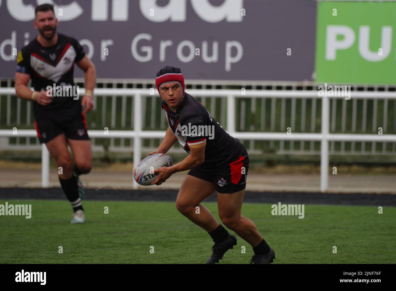 Newcastle upon Tyne, England, 7. August 2022. Oliver Leyland übergibt den Ball für die London Broncos gegen Newcastle Thunder bei der Betfred Championship im Kingston Park. Quelle: Colin Edwards Stockfoto