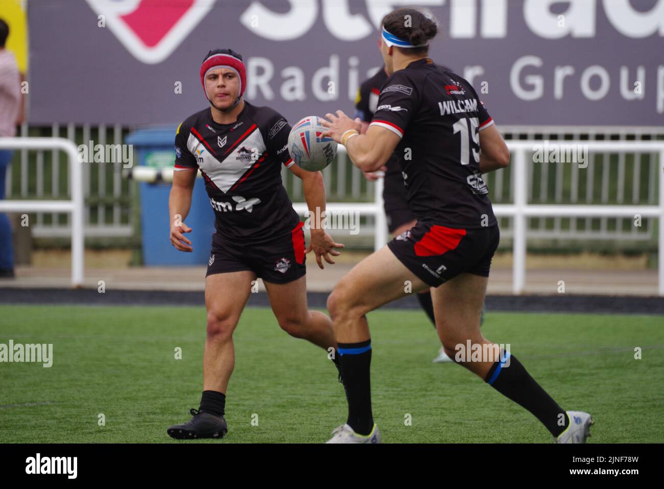 Newcastle upon Tyne, England, 7. August 2022. Oliver Leyland übergibt den Ball an Jordan Williams aus London Broncos im Spiel der Betfred Championship gegen Newcastle Thunder im Kingston Park. Quelle: Colin Edwards Stockfoto