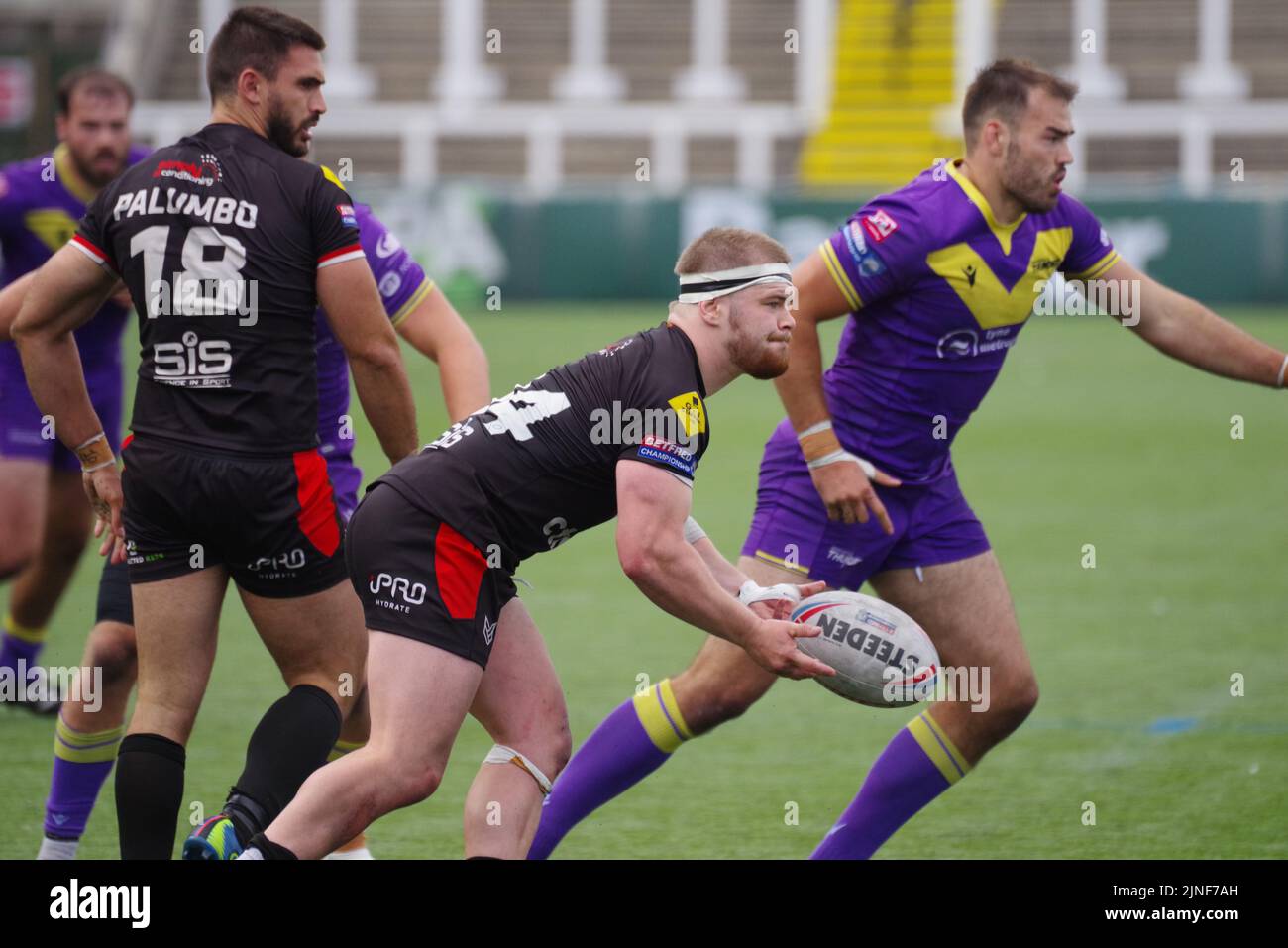 Newcastle upon Tyne, England, 7. August 2022. Sam Davis übergibt den Ball für London Broncos gegen Newcastle Thunder bei der Betfred Championship im Kingston Park. Quelle: Colin Edwards Stockfoto