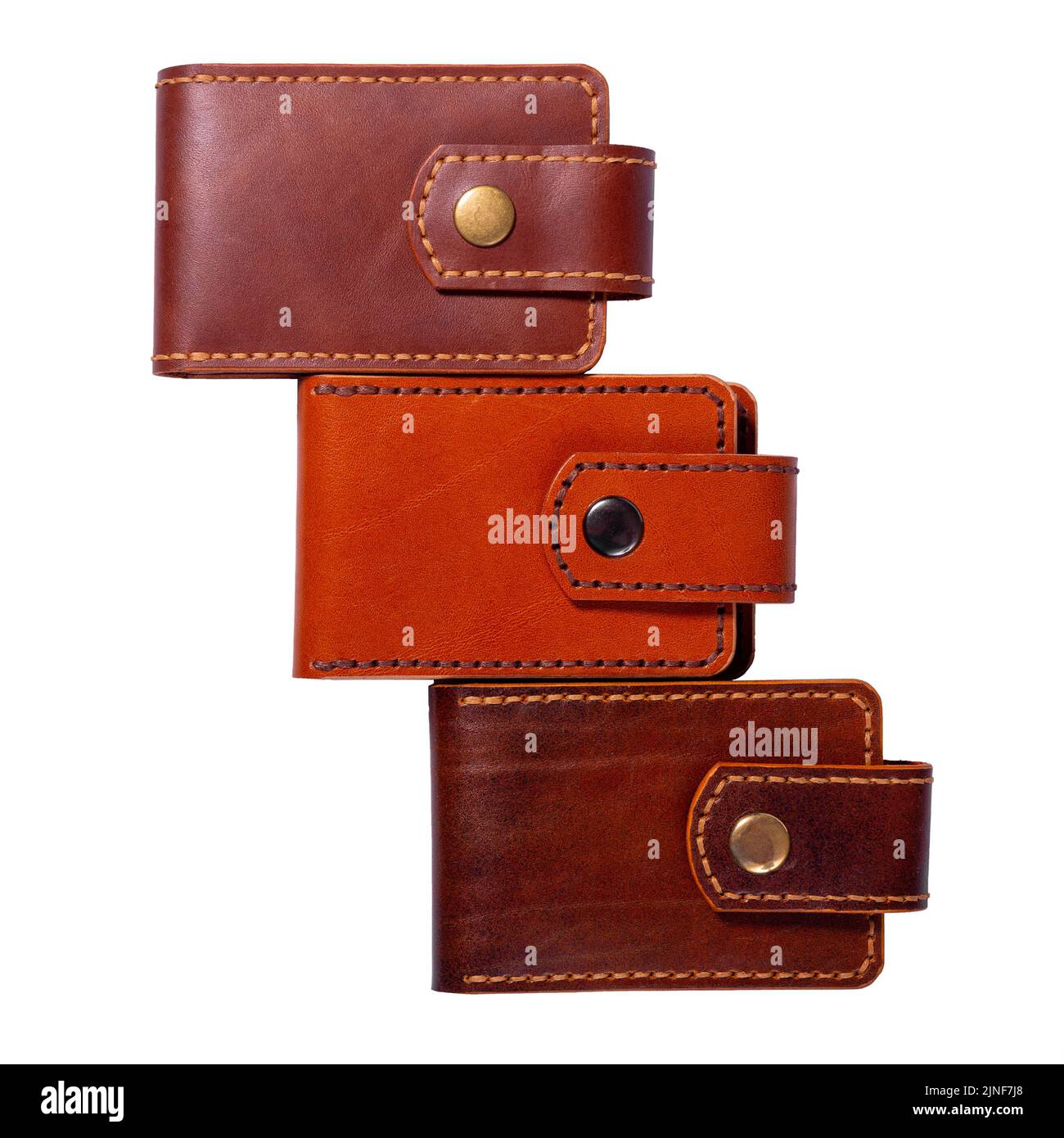 Set aus drei luxuriösen CRAFT Visitenkartenhaltern aus Leder. Braune Lederboxen für Karten isoliert auf weißem Hintergrund. Stockfoto