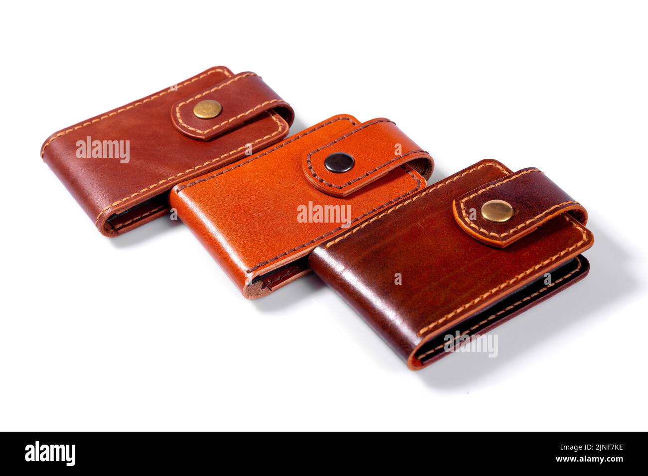 Set aus drei luxuriösen CRAFT Visitenkartenhaltern aus Leder. Braune Lederboxen für Karten isoliert auf weißem Hintergrund. Stockfoto