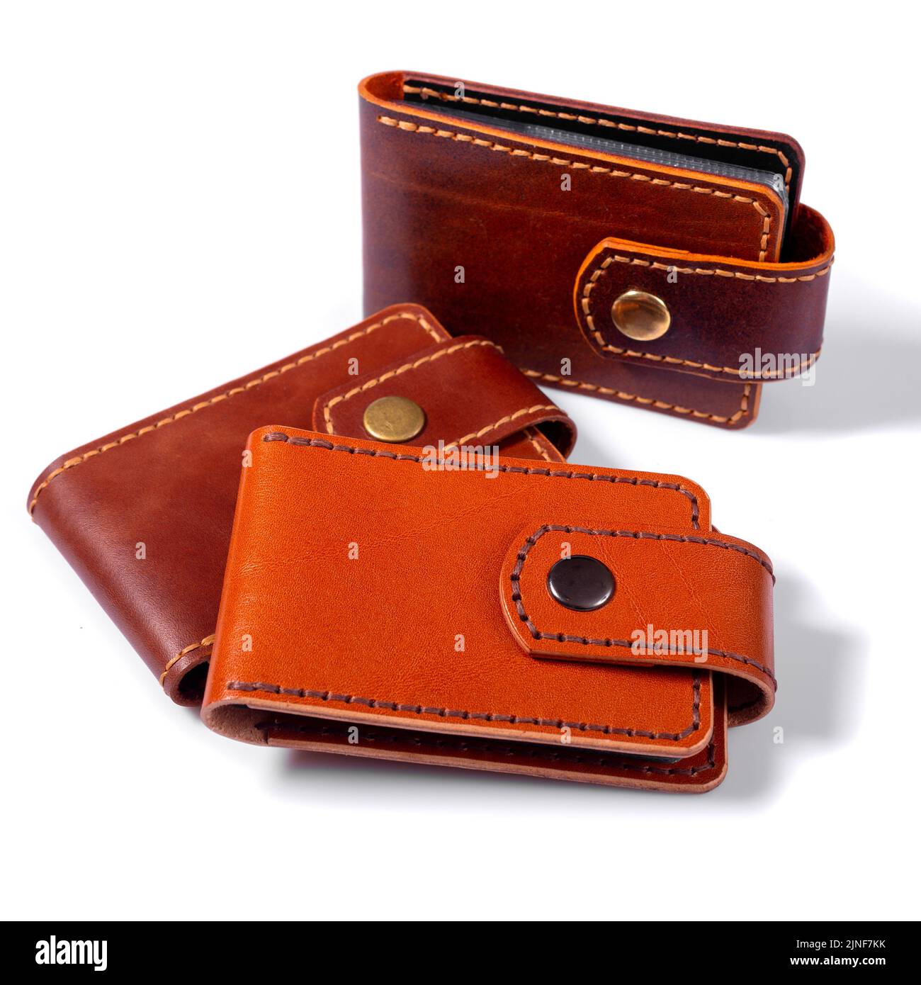 Set aus drei luxuriösen CRAFT Visitenkartenhaltern aus Leder. Braune Lederboxen für Karten isoliert auf weißem Hintergrund. Stockfoto