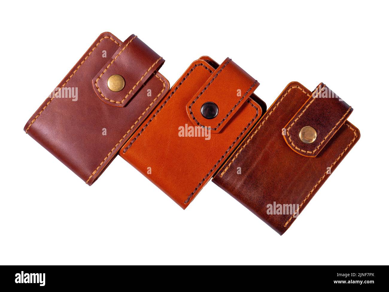 Set aus drei luxuriösen CRAFT Visitenkartenhaltern aus Leder. Braune Lederboxen für Karten isoliert auf weißem Hintergrund. Stockfoto