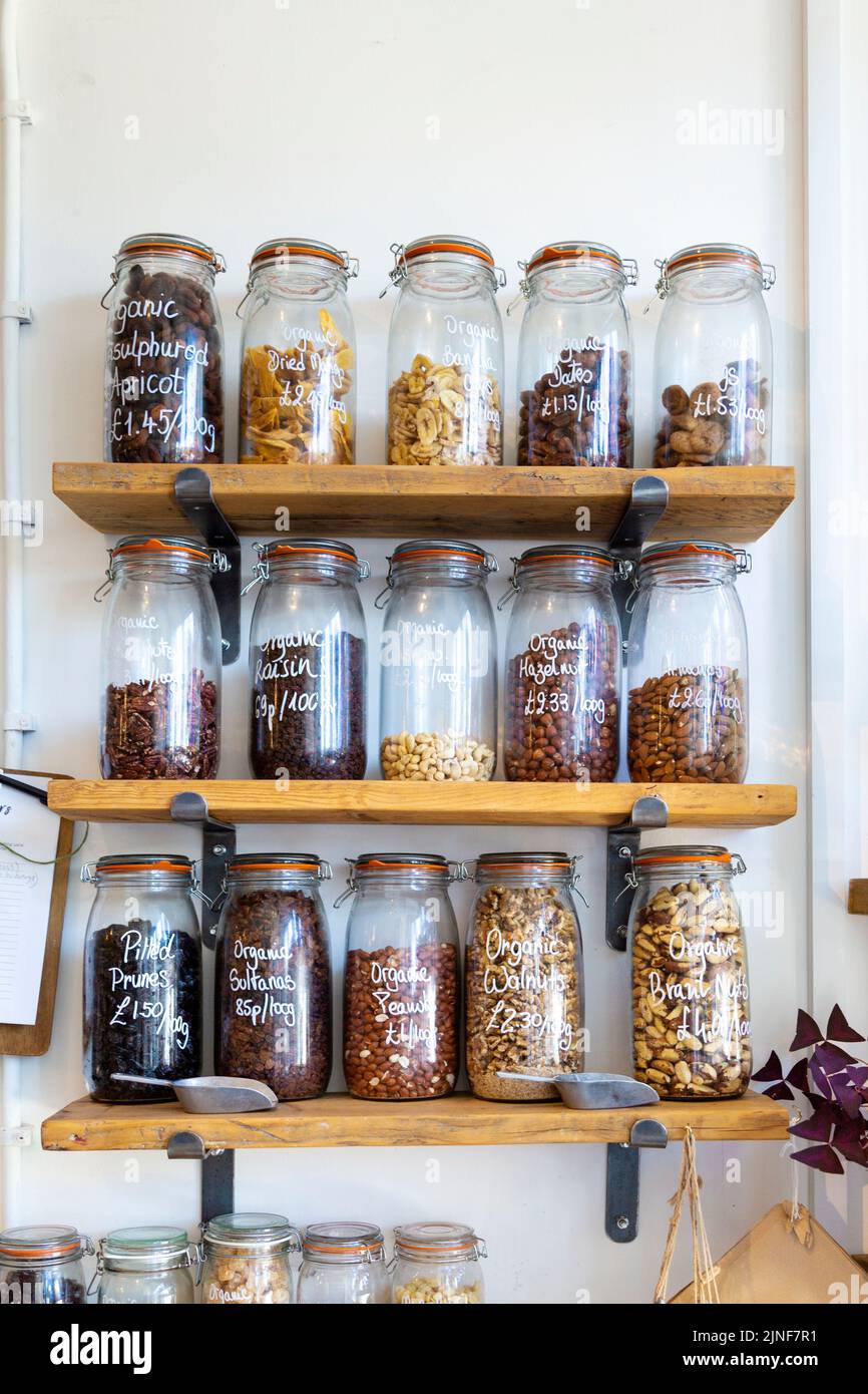 Glasgefäße mit Nüssen im Cups and Jars Cafe und Zero Waste Shop, Forest Gate, London, Großbritannien Stockfoto