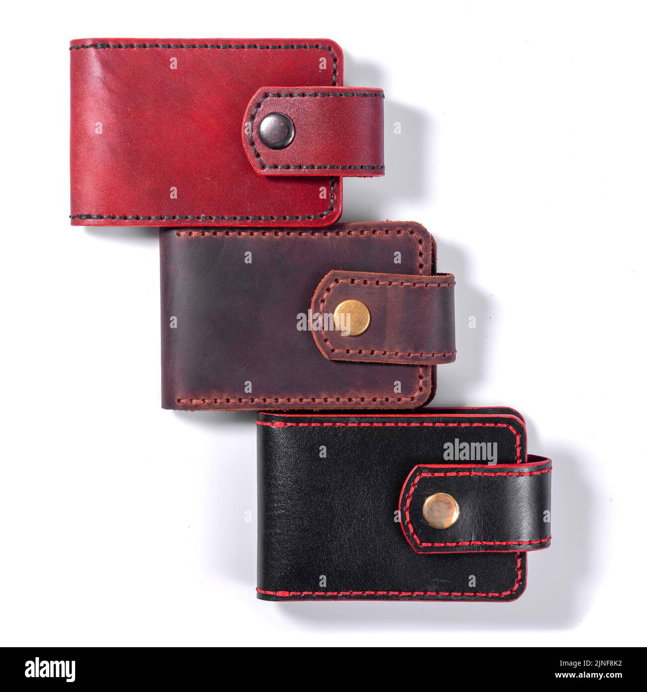 Set aus drei luxuriösen CRAFT Visitenkartenhaltern aus Leder. Braune und schwarze Lederboxen für Karten isoliert auf weißem Hintergrund. Stockfoto