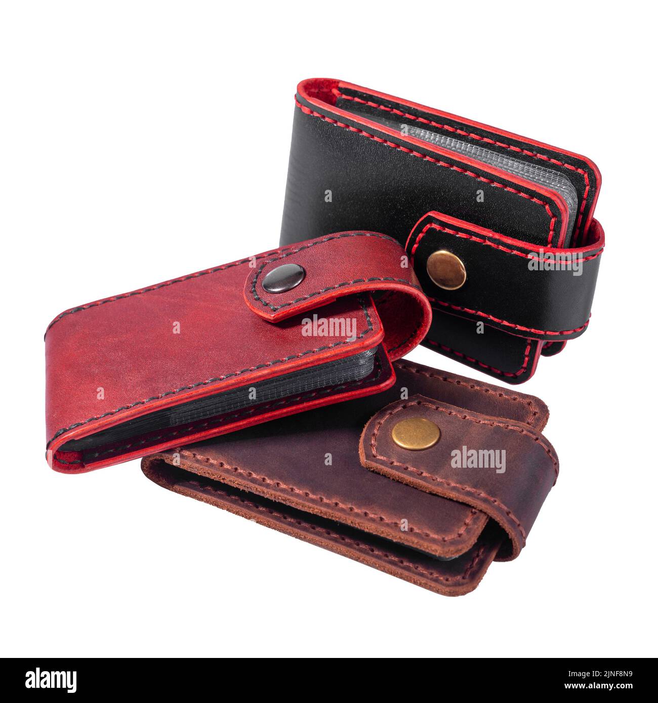 Set aus drei luxuriösen CRAFT Visitenkartenhaltern aus Leder. Braune und schwarze Lederboxen für Karten isoliert auf weißem Hintergrund. Stockfoto