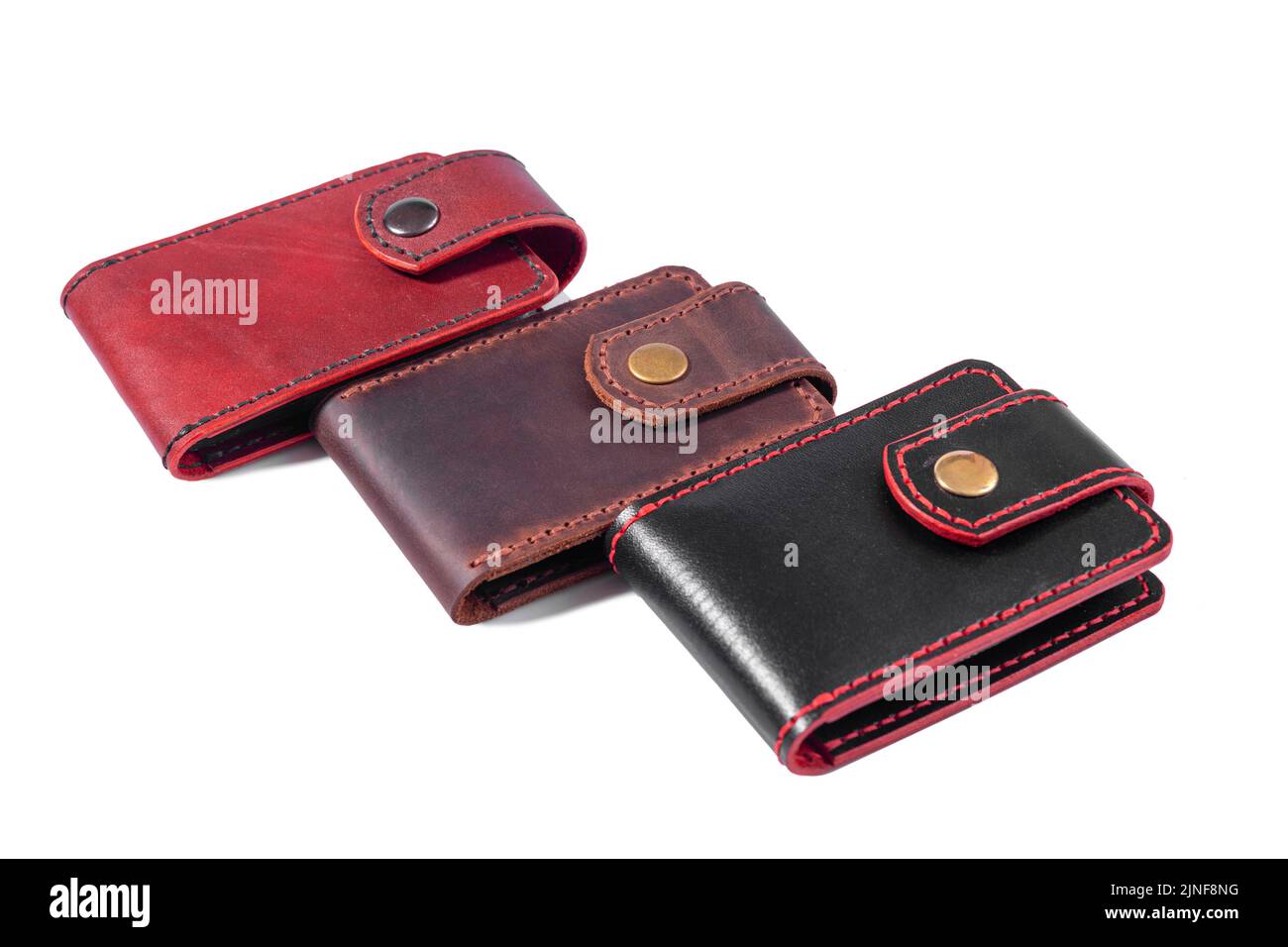 Set aus drei luxuriösen CRAFT Visitenkartenhaltern aus Leder. Braune und schwarze Lederboxen für Karten isoliert auf weißem Hintergrund. Stockfoto