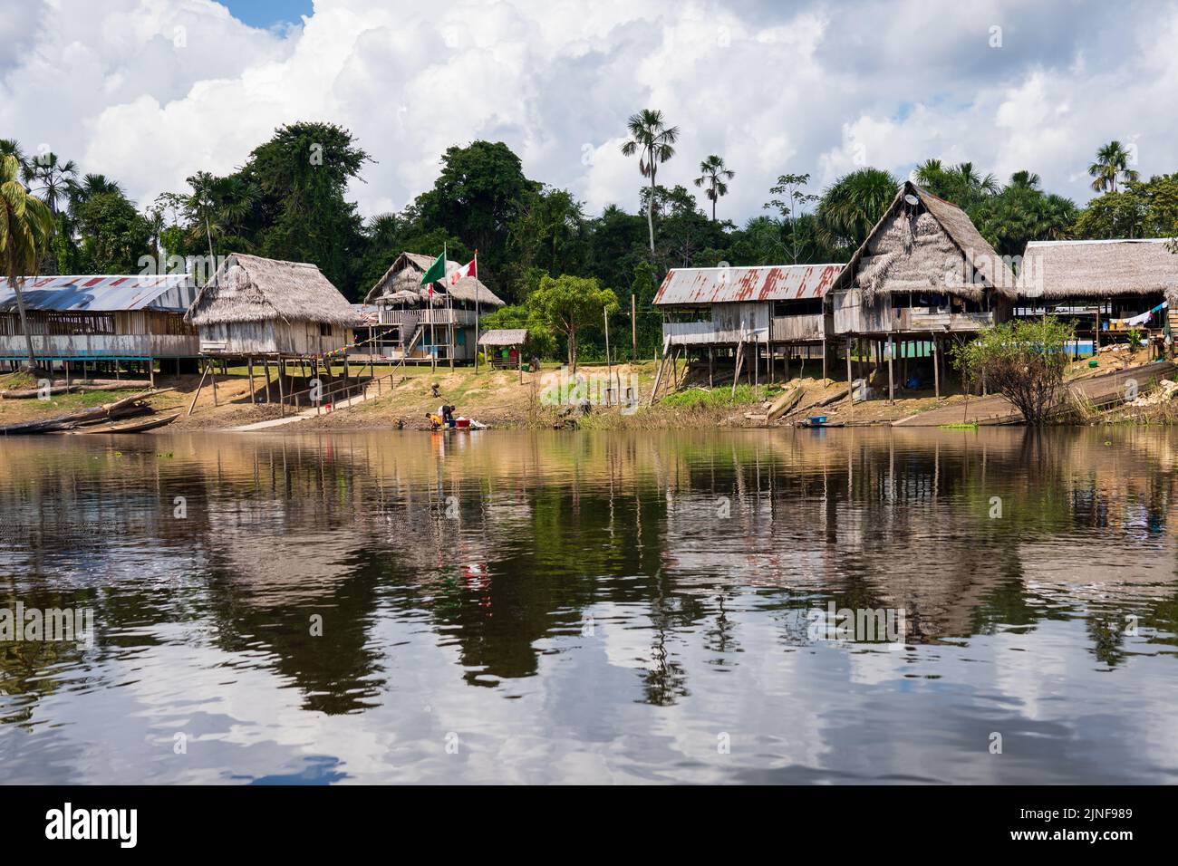 Hütten auf Stelzen sind im Allgemeinen die akzeptierten Wohnungen im peruanischen Amazonas unter den Riberenos Gemeinden Stockfoto