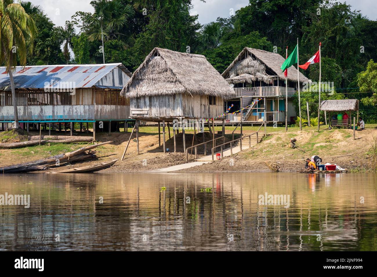 Hütten auf Stelzen sind im Allgemeinen die akzeptierten Wohnungen im peruanischen Amazonas unter den Riberenos Gemeinden Stockfoto