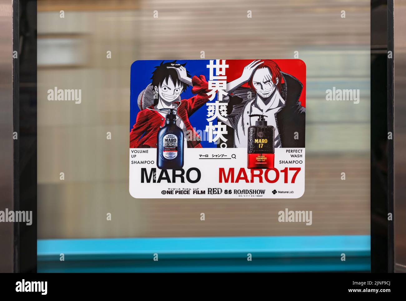 tokio, japan - august 06 2022: Aufkleber der Anime- und Manga-Figuren Monkey D. Luffy und Shanks für eine japanische Haarshampoo-Werbung während der Roadshow Stockfoto