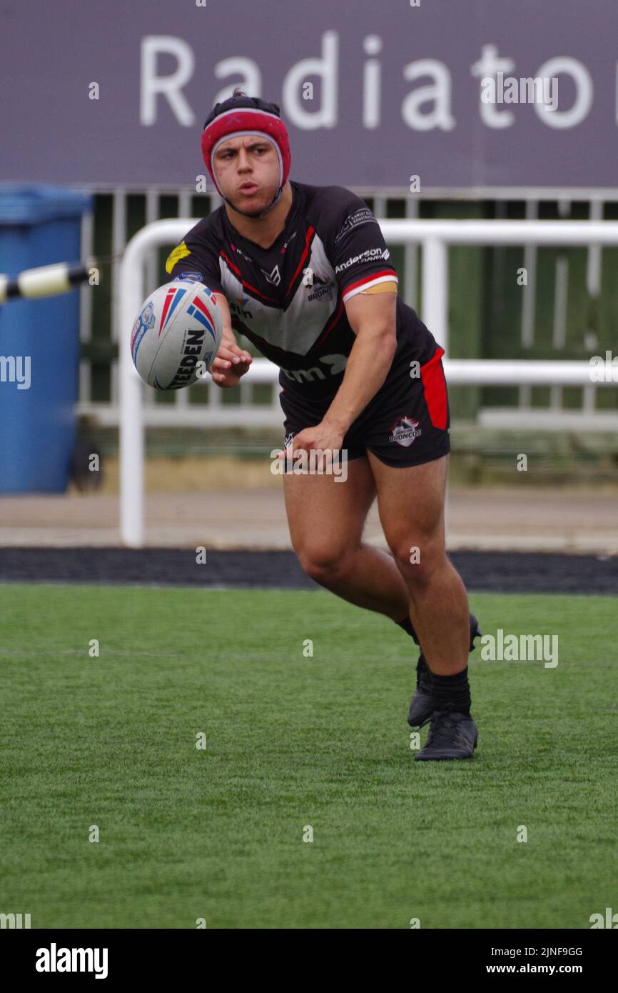 Newcastle upon Tyne, England, 7. August 2022. Oliver Leyland übergibt den Ball für die London Broncos gegen Newcastle Thunder bei der Betfred Championship im Kingston Park. Quelle: Colin Edwards Stockfoto