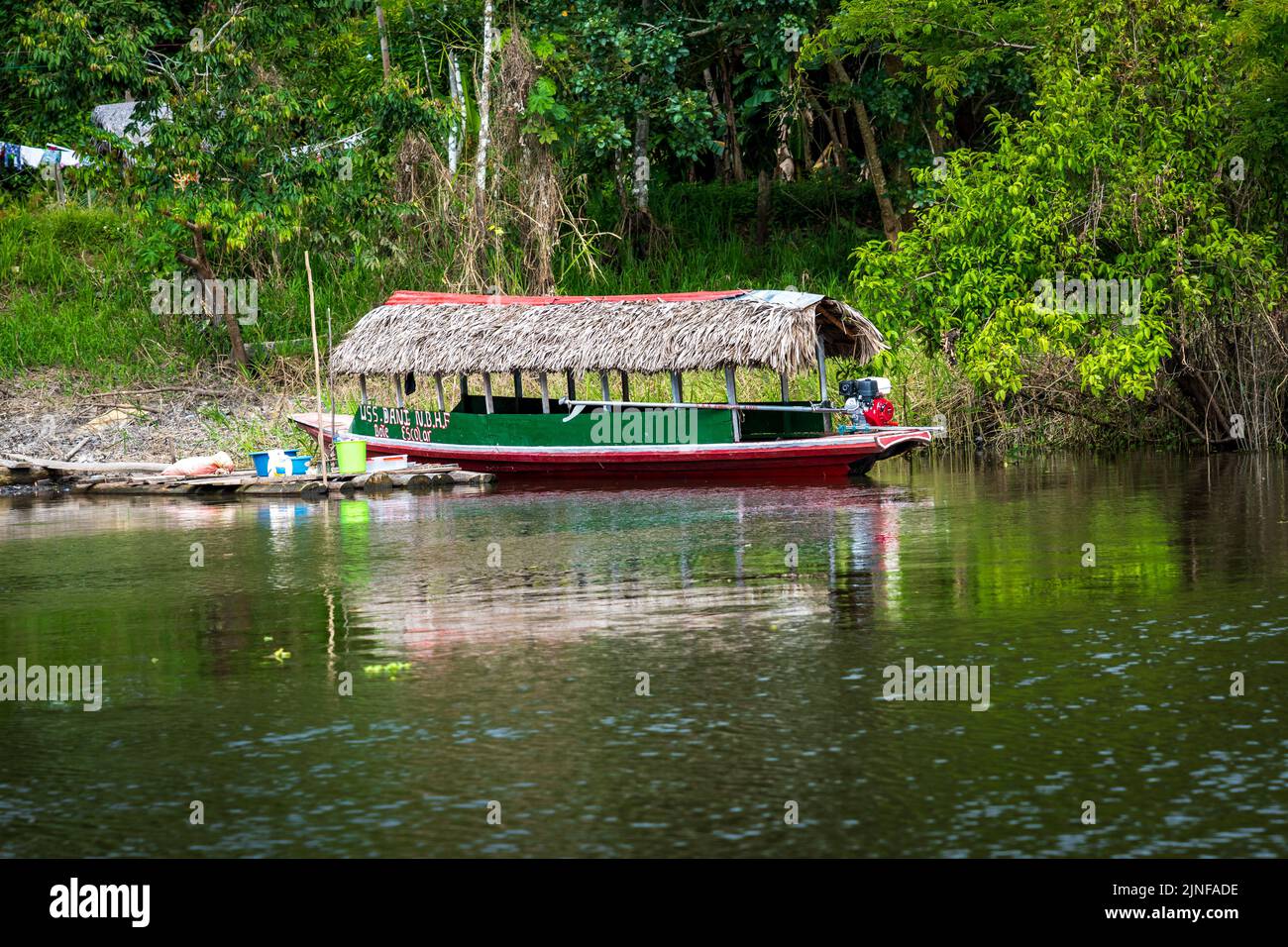 Die USA Dani dient als Schultransportboot für Riberenos im Ayacucho-Gebiet des peruanischen Amazonas Stockfoto