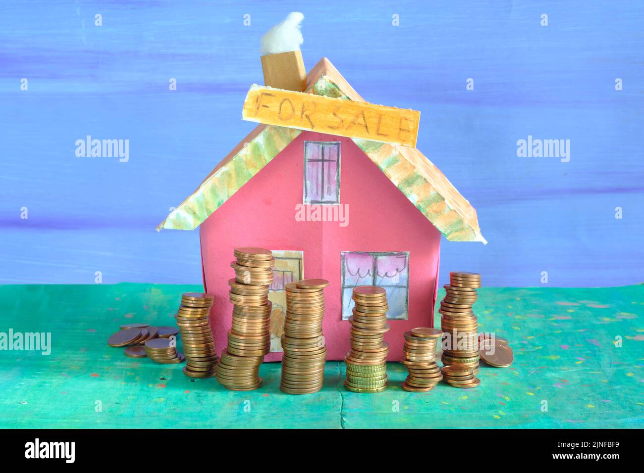 Kauf Haus, niedlichen Modell Haus mit gestapeltem Geld, Immobilien-Business-Immobilienmakler und steigende Preise für Häuser Konzept Stockfoto