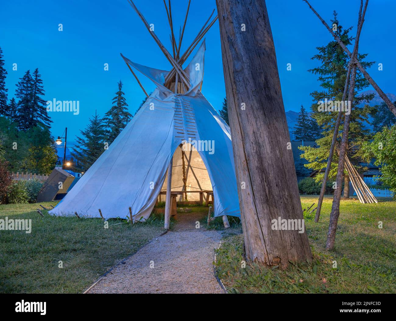 Geschichte erzählt Tipi am frühen Morgen in einem öffentlichen Park in Canmore, Alberta Stockfoto