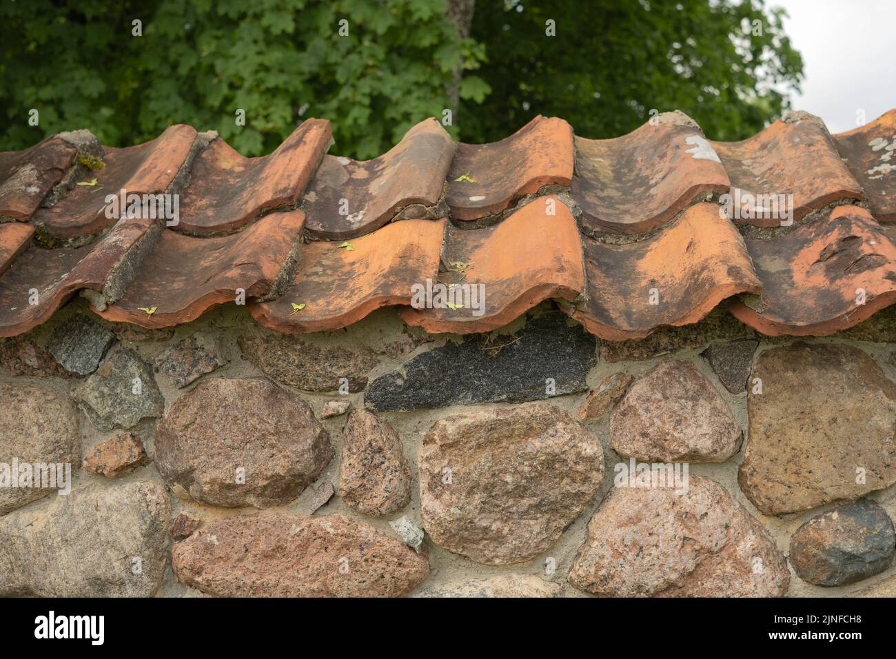 Steinzaun im Park der alten Burg Stockfoto