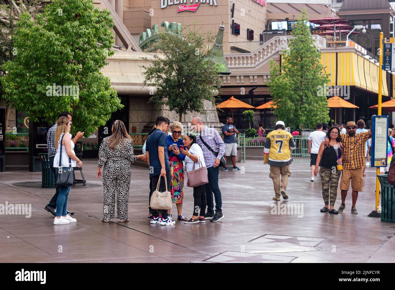 Familie teilt Fotos am Telefon auf dem Las Vegas Blvd. Stockfoto