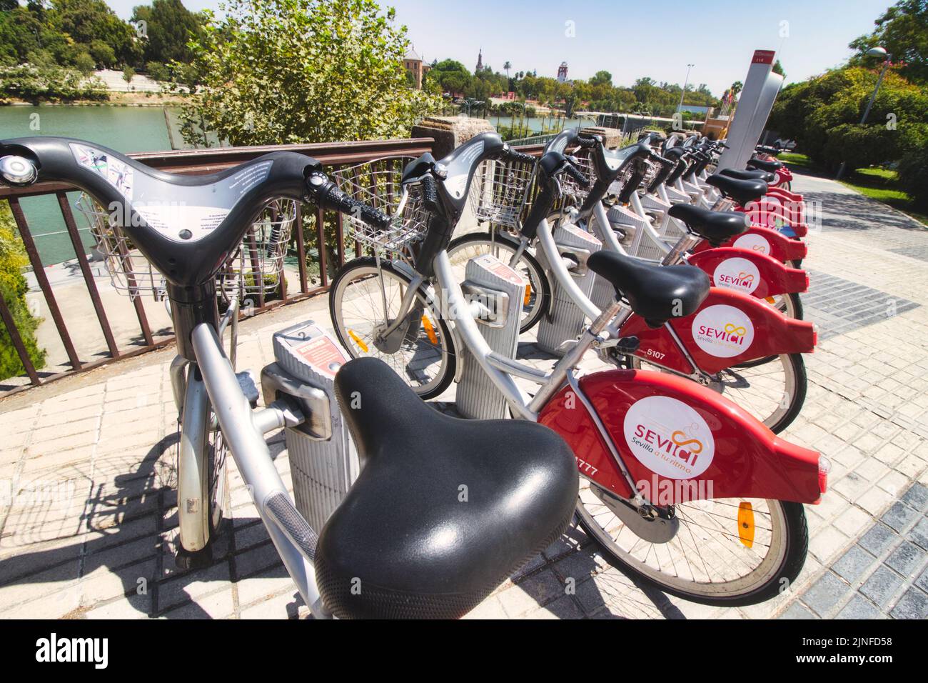 Sevilla, Spanien - 27. August 2019: Eine Reihe von Sevici-Fahrrädern, die in Bahnhöfen im Zentrum von Sevilla, Spanien, geparkt sind Stockfoto