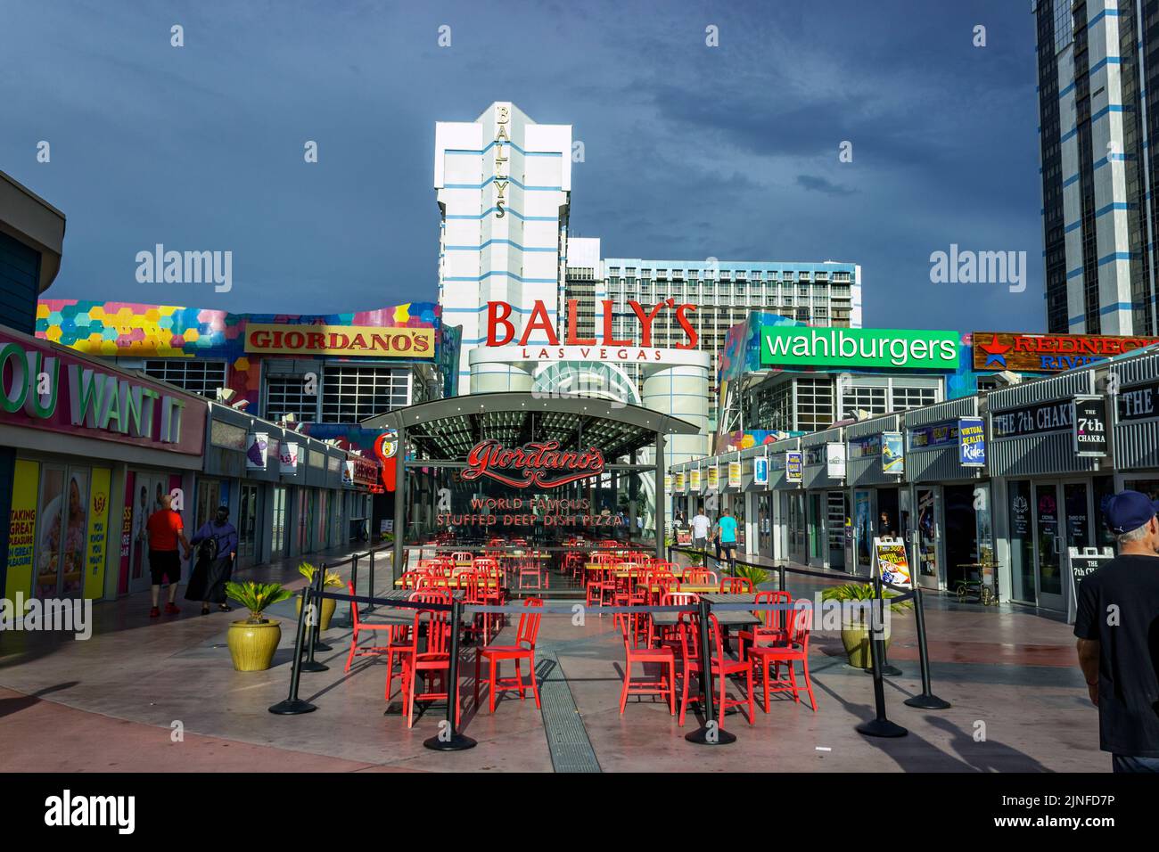 Genießen Sie den authentischen Geschmack von Giordanos Pizza im Chicago-Stil am Eingang von Bally's am Las Vegas Strip. Stockfoto