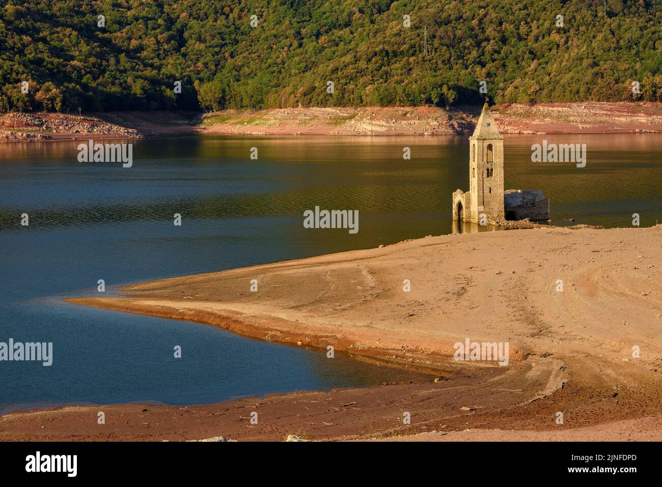 Luftaufnahme des Glockenturms von Sant Romà de Sau und des Sau-Stausees während der Sommertrockenheit von 2022 (Osona, Barcelona, Katalonien, Spanien) Stockfoto