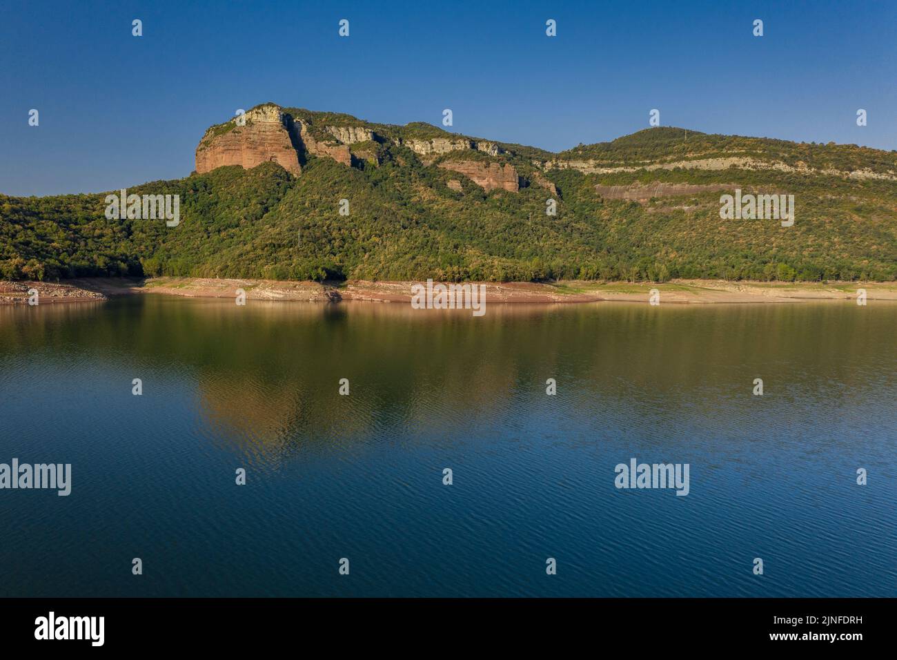 Luftaufnahme des Glockenturms von Sant Romà de Sau und des Sau-Stausees während der Sommertrockenheit von 2022 (Osona, Barcelona, Katalonien, Spanien) Stockfoto