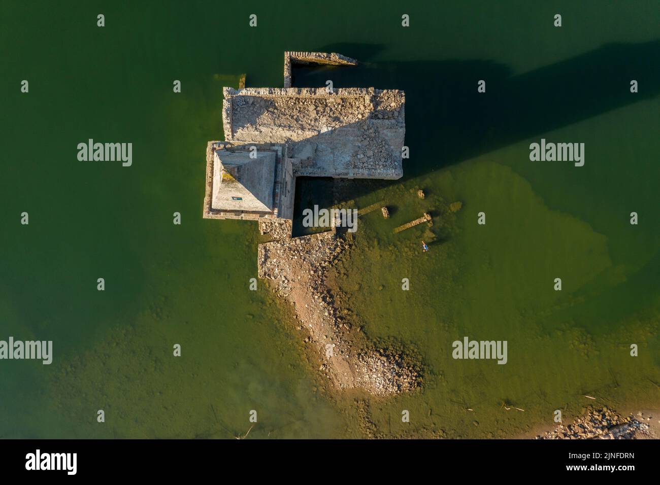 Luftaufnahme des Glockenturms von Sant Romà de Sau und des Sau-Stausees während der Sommertrockenheit von 2022 (Osona, Barcelona, Katalonien, Spanien) Stockfoto