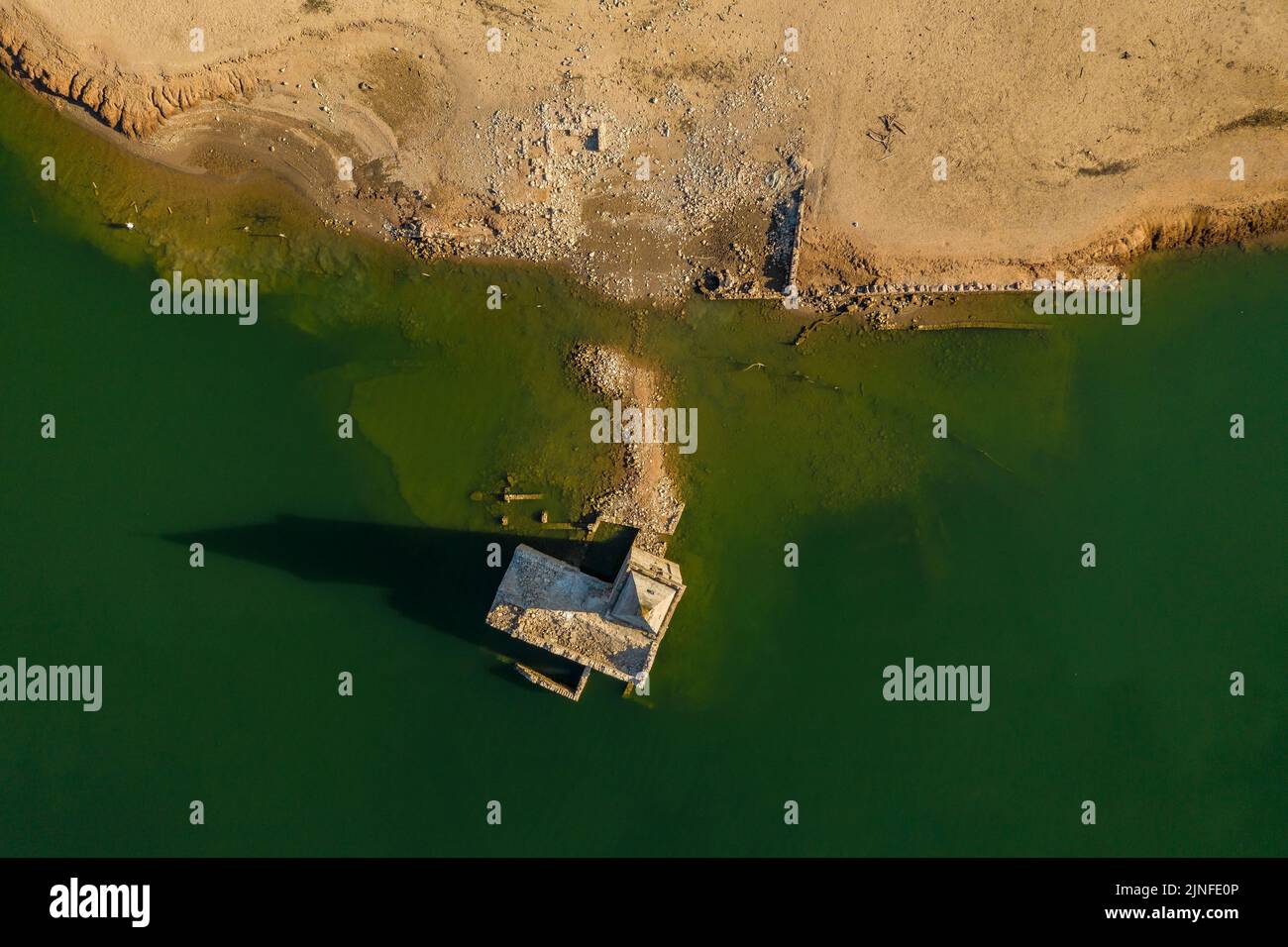 Luftaufnahme des Glockenturms von Sant Romà de Sau und des Sau-Stausees während der Sommertrockenheit von 2022 (Osona, Barcelona, Katalonien, Spanien) Stockfoto