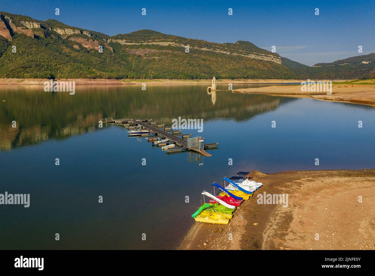 Luftaufnahme des Glockenturms von Sant Romà de Sau und des Sau-Stausees während der Sommertrockenheit von 2022 (Osona, Barcelona, Katalonien, Spanien) Stockfoto