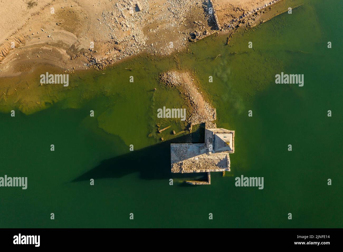 Luftaufnahme des Glockenturms von Sant Romà de Sau und des Sau-Stausees während der Sommertrockenheit von 2022 (Osona, Barcelona, Katalonien, Spanien) Stockfoto