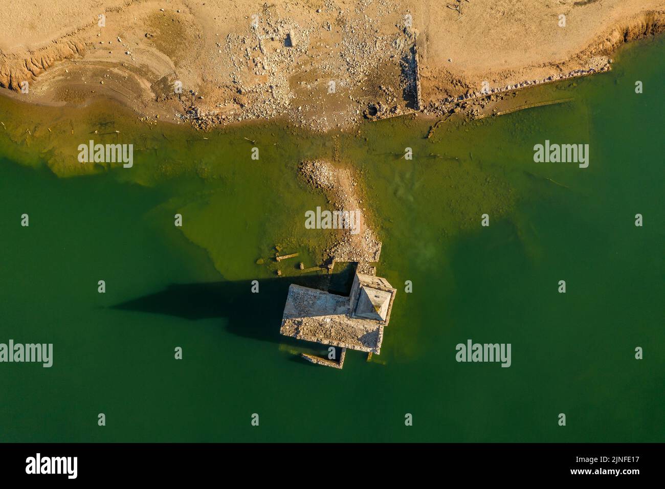 Luftaufnahme des Glockenturms von Sant Romà de Sau und des Sau-Stausees während der Sommertrockenheit von 2022 (Osona, Barcelona, Katalonien, Spanien) Stockfoto