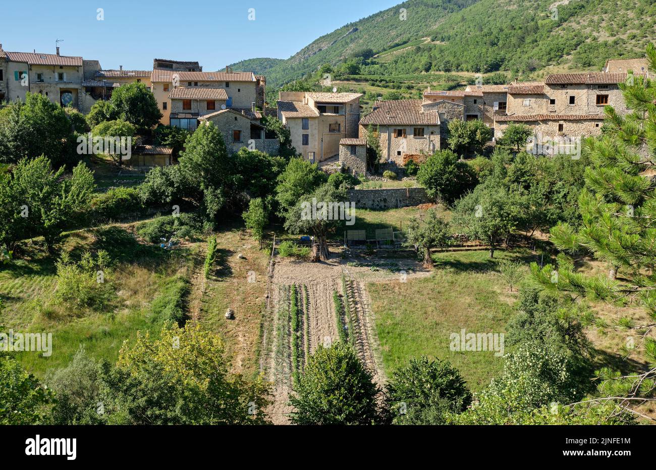 Häuser und Gärten im Dorf St-Benoit-en-Diois im Département Drome von Frankreich. Stockfoto