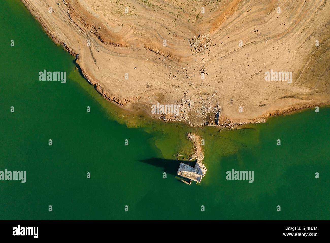 Luftaufnahme des Glockenturms von Sant Romà de Sau und des Sau-Stausees während der Sommertrockenheit von 2022 (Osona, Barcelona, Katalonien, Spanien) Stockfoto
