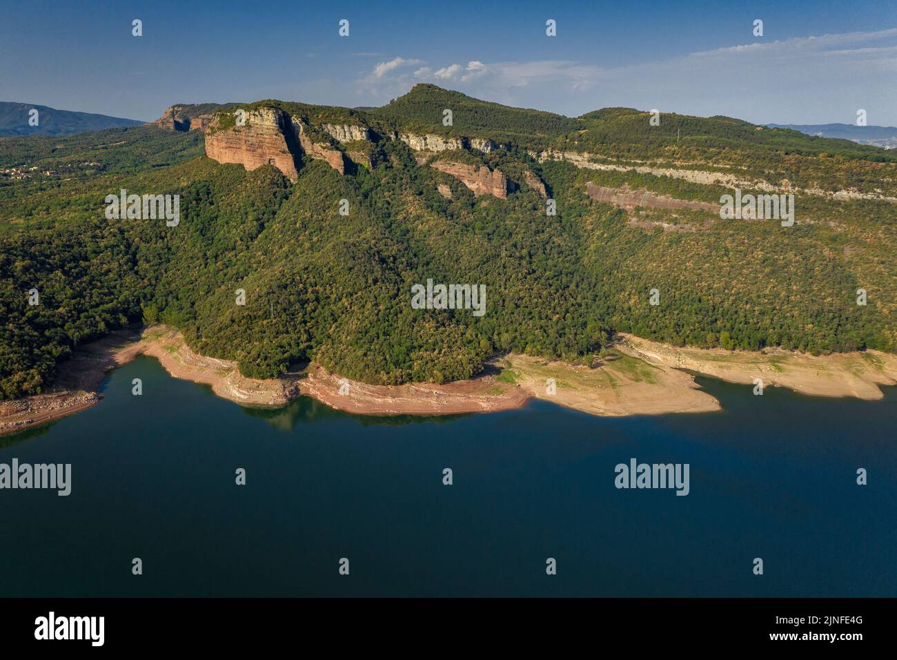 Luftaufnahme des Glockenturms von Sant Romà de Sau und des Sau-Stausees während der Sommertrockenheit von 2022 (Osona, Barcelona, Katalonien, Spanien) Stockfoto