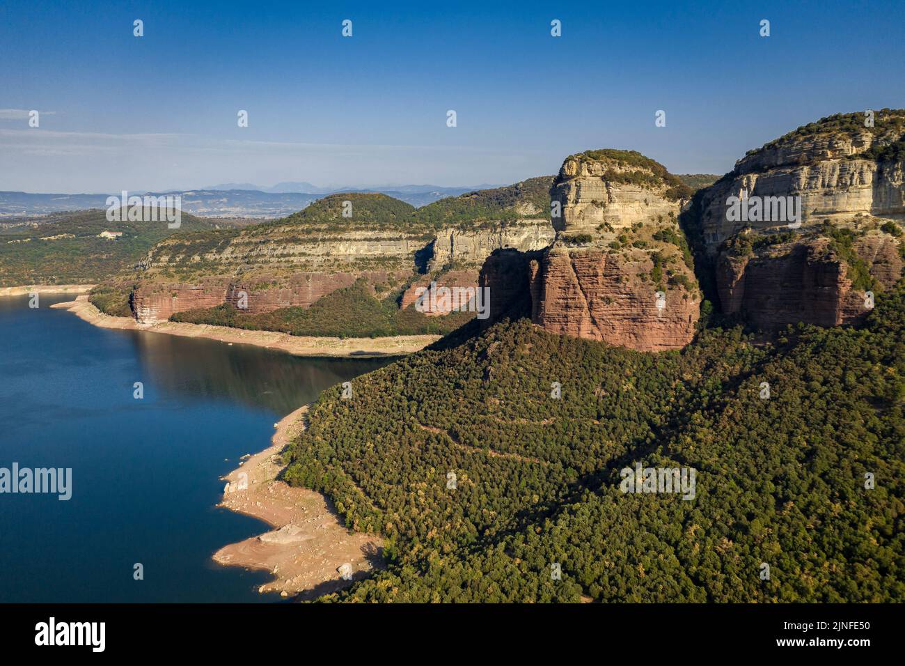 Luftaufnahme des Glockenturms von Sant Romà de Sau und des Sau-Stausees während der Sommertrockenheit von 2022 (Osona, Barcelona, Katalonien, Spanien) Stockfoto
