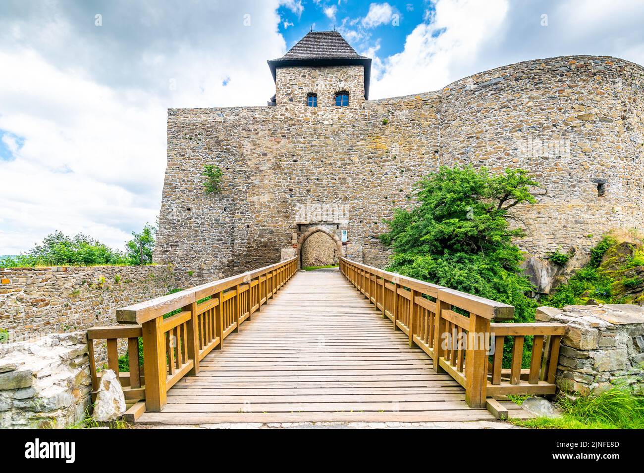 Mittelalterliche Burg Helfstyn, Tschechische Republik. Alte Burg im gotischen Stil. Burgmauern und Innenräume, schöner alter Turm. Sommerwetter, blauer Himmel wi Stockfoto