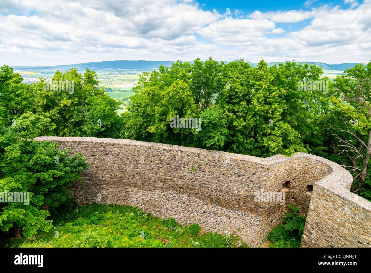 Mittelalterliche Burg Helfstyn, Tschechische Republik. Alte Burg im gotischen Stil. Burgmauern und Innenräume, schöner alter Turm. Sommerwetter, blauer Himmel wi Stockfoto