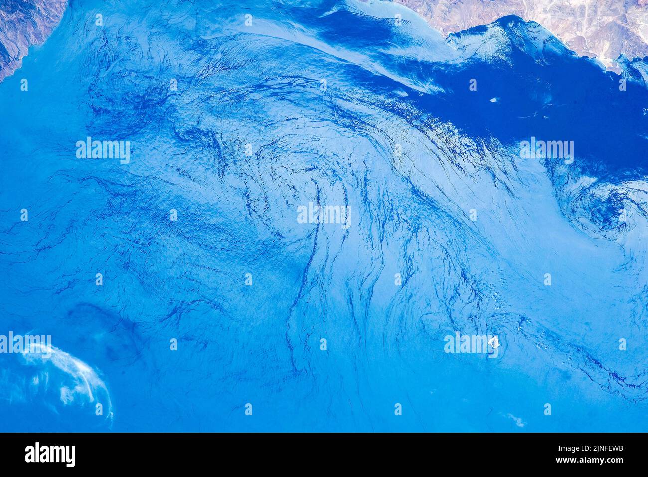 Türkisblaues Meerwasser. NASA-Nutzungsrichtlinien: https://www.nasa.gov/multimedia/guidelines/index.html Stockfoto
