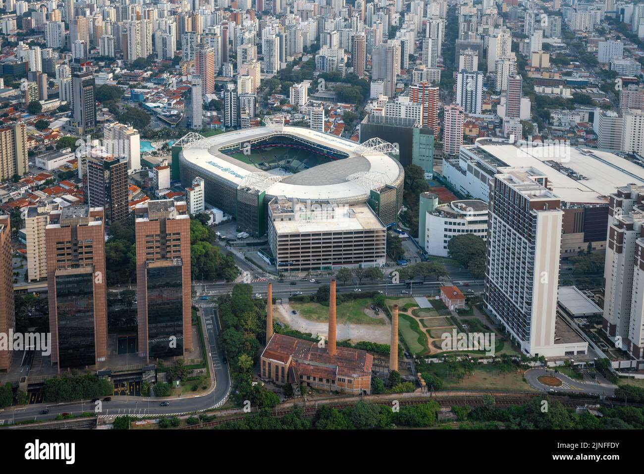 Luftaufnahme des Allianz Parque Fußballstadions des Palmeiras Football Club und der Casa das Caldeiras - Sao Paulo, Brasilien Stockfoto