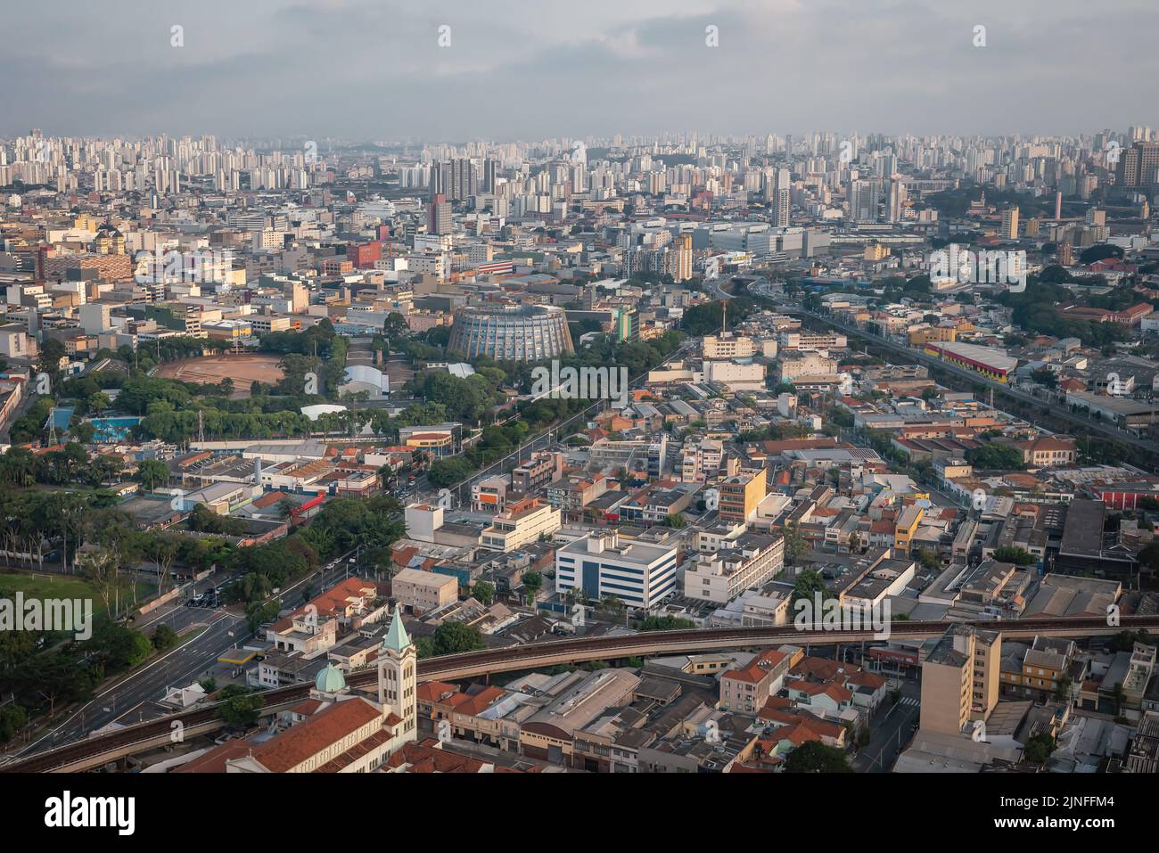 Luftaufnahme von Sao Paulo und Militärpolizei Verwaltungszentrum (Panelao da Policia Militar) - Sao Paulo, Brasilien Stockfoto