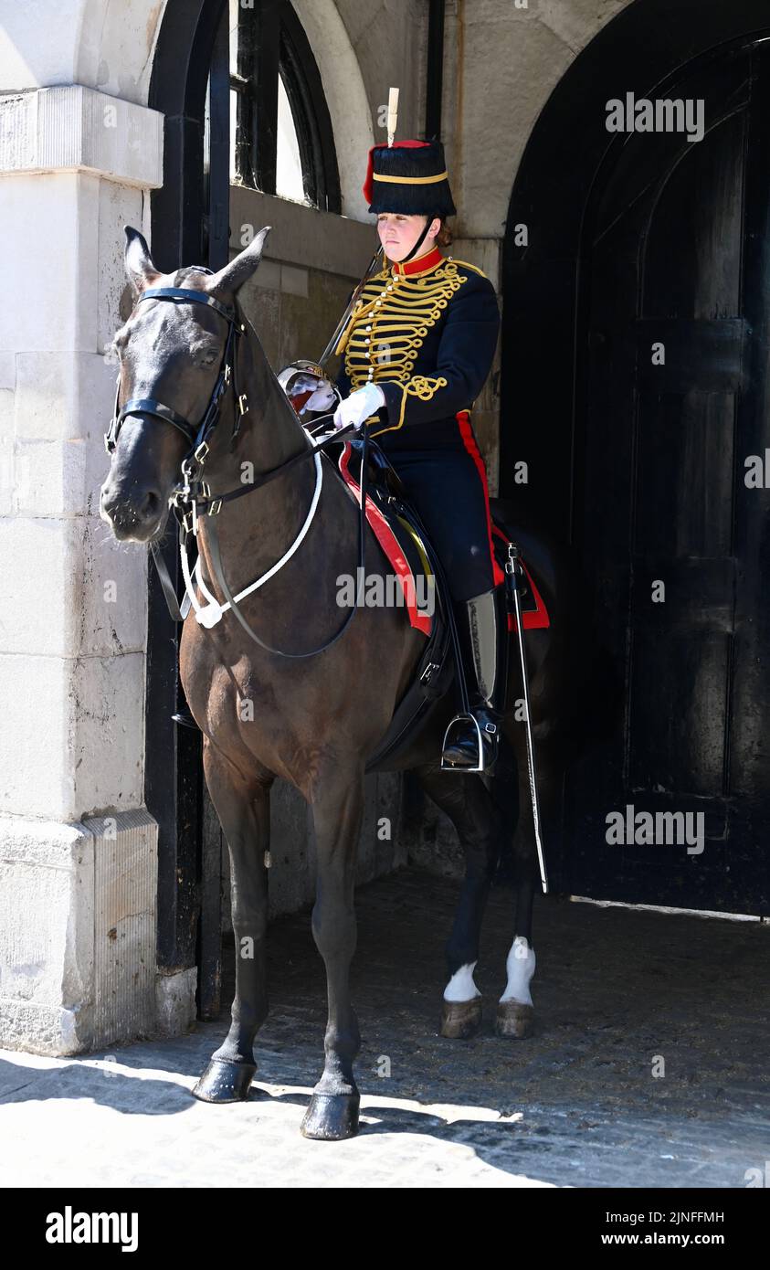 London, Großbritannien. 11. August 2022. London, Großbritannien. Die berittenen Posten der Königstruppe Horse Artillery kämpften mit der Hitze, als die Temperaturen im Zentrum Londons 33 Grad erreichten. Parade Der Pferdewächter, Whitehall. Kredit: michael melia/Alamy Live Nachrichten Stockfoto