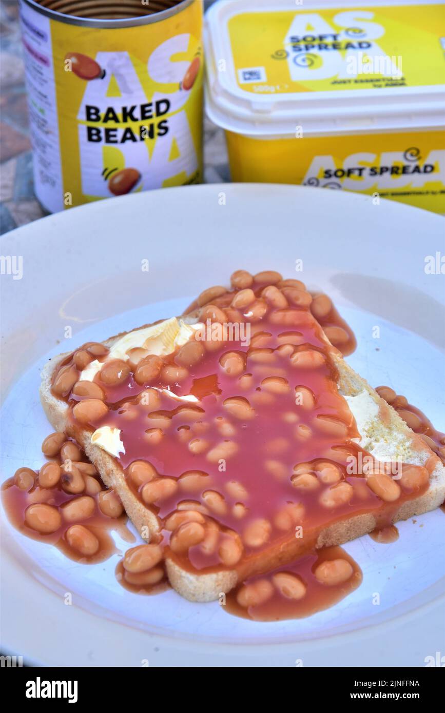 Just Essentials von Asda. Da die Menschen aufgrund von Inflation, Kraftstoffpreis, Energie- und Lebensmittelpreisen ihre Geldbörsen straffen müssen. Preiswertes Essen von Asda Stockfoto