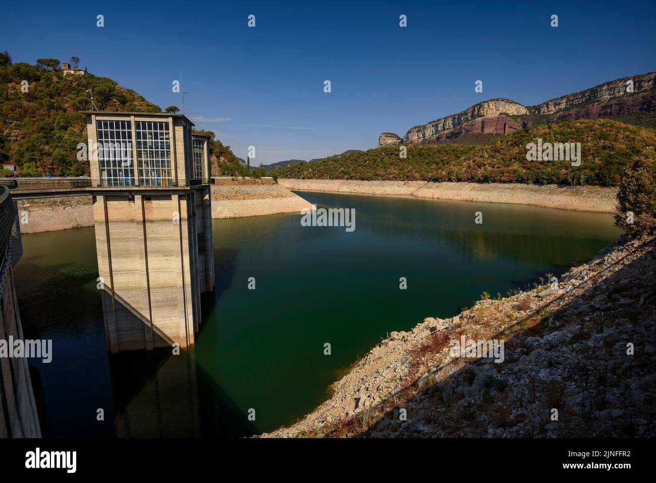 Staudamm des Stausees Sau am Fluss Ter, während der Sommertrockenheit von 2022 (Osona, Barcelona, Katalonien, Spanien) ESP: Represa del embalse de Sau Stockfoto