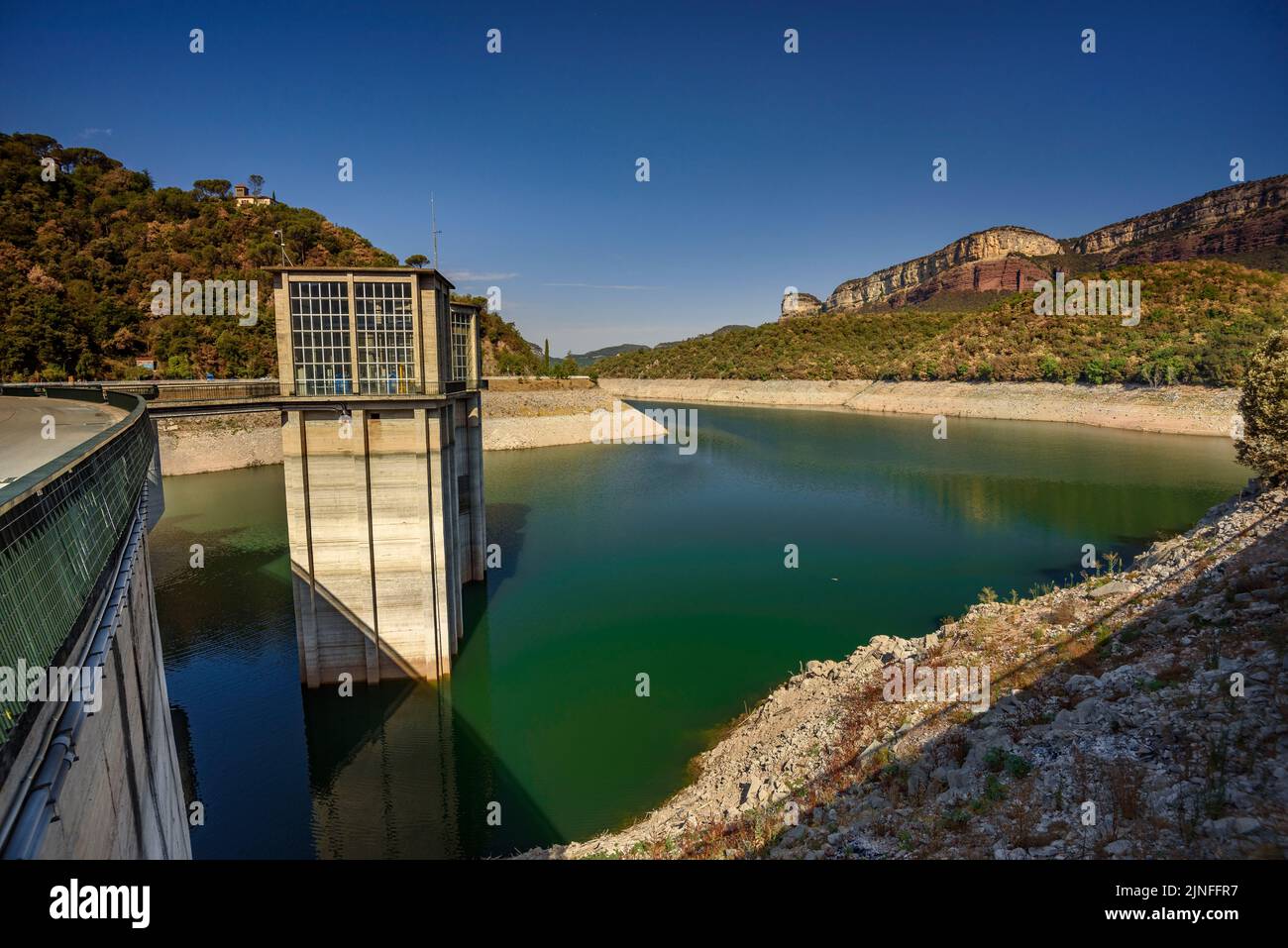 Staudamm des Stausees Sau am Fluss Ter, während der Sommertrockenheit von 2022 (Osona, Barcelona, Katalonien, Spanien) ESP: Represa del embalse de Sau Stockfoto