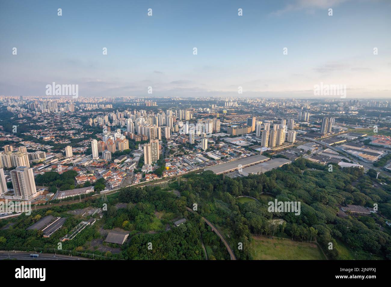 Luftaufnahme des Vila Leopoldina-Viertels - Sao Paulo, Brasilien Stockfoto