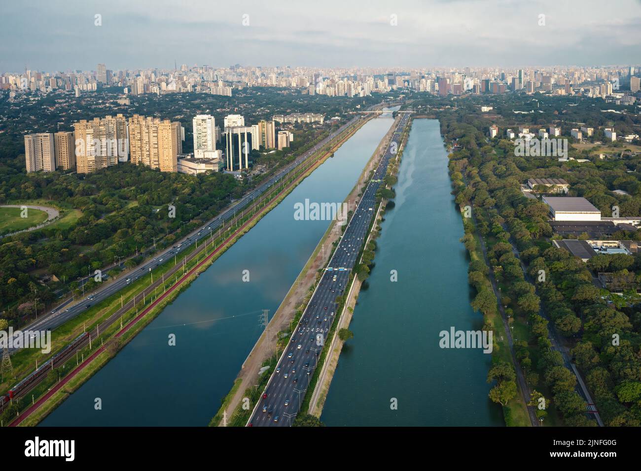 Luftaufnahme des Pinheiros River, USP Olympic Lane und Engenheiro Billings Avenue - Sao Paulo, Brasilien Stockfoto