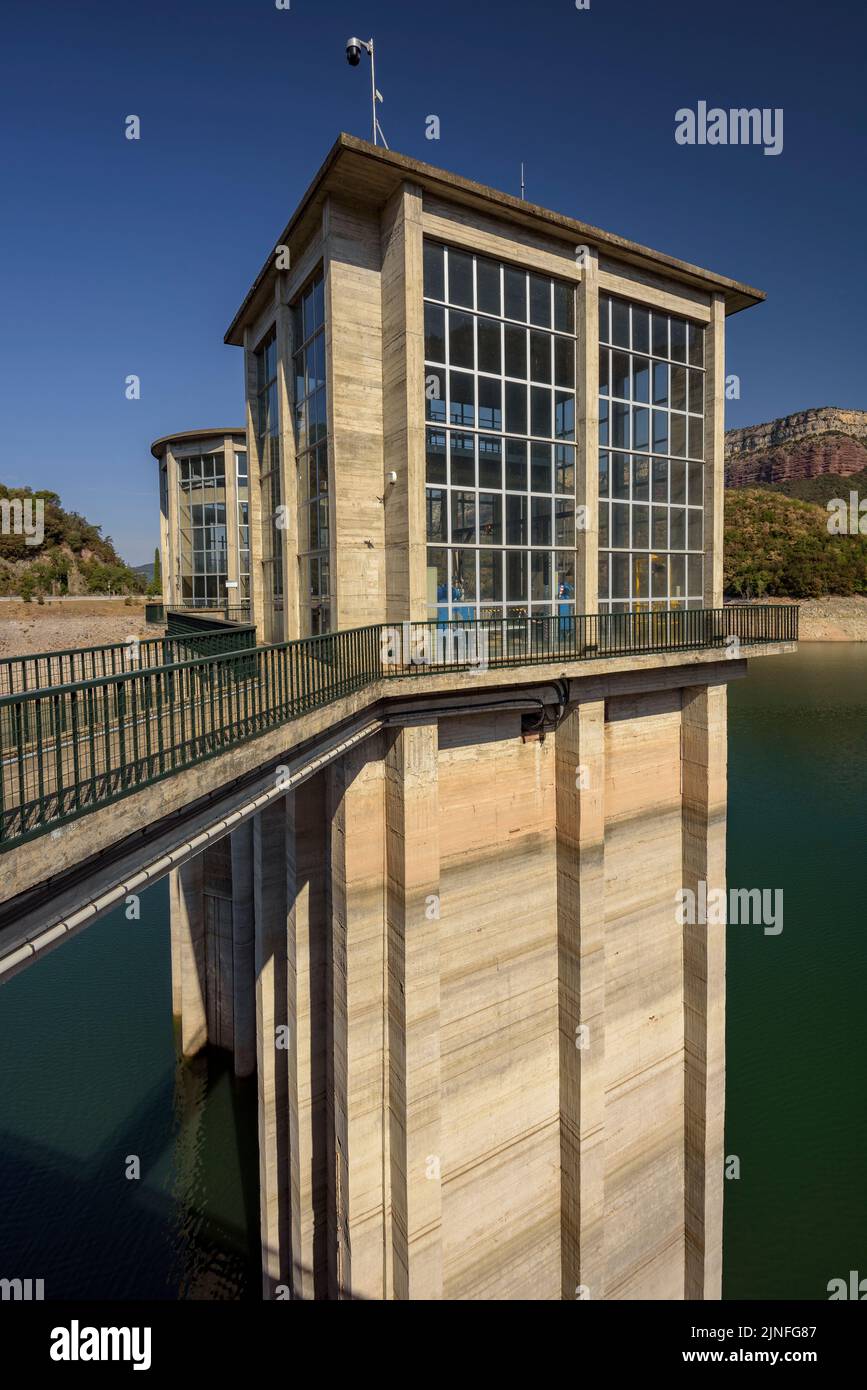 Staudamm des Stausees Sau am Fluss Ter, während der Sommertrockenheit von 2022 (Osona, Barcelona, Katalonien, Spanien) ESP: Represa del embalse de Sau Stockfoto