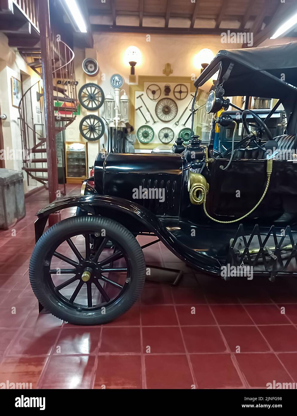 Alter schwarzer 1917 Ford Modell T Torpedo Runabout Roadster. Klassischer Arztwagen. Seitenansicht. Automobilmuseum. Rau Kollektion. Stockfoto