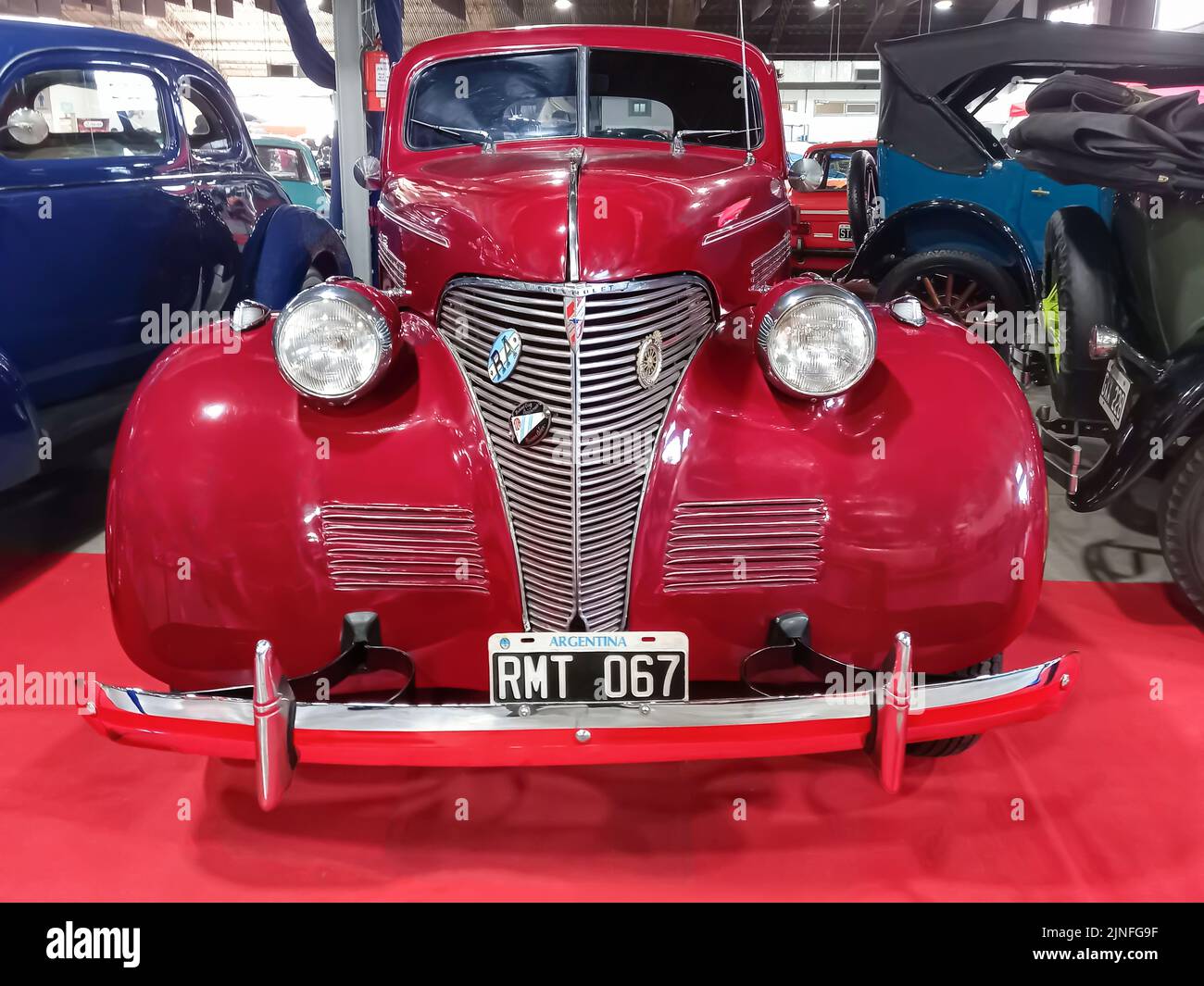 Altes rotes Chevrolet Chevy Master Coupé 1939 von GM. Ausstellungshalle. Vorderansicht. Chrom. Kühlergrill. Oldtimer-Show. Stockfoto