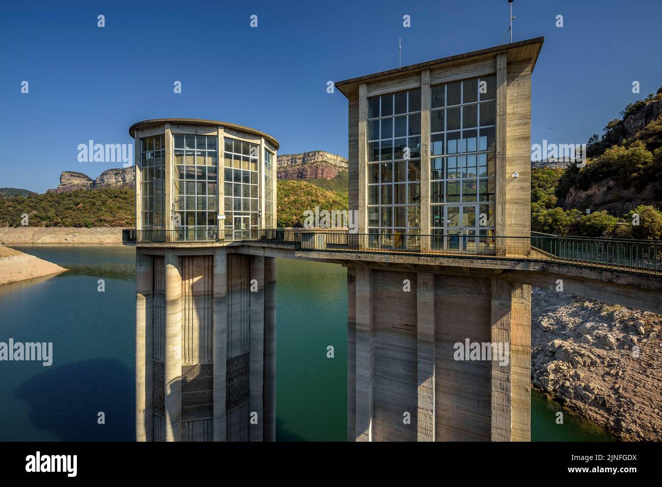 Staudamm des Stausees Sau am Fluss Ter, während der Sommertrockenheit von 2022 (Osona, Barcelona, Katalonien, Spanien) ESP: Represa del embalse de Sau Stockfoto