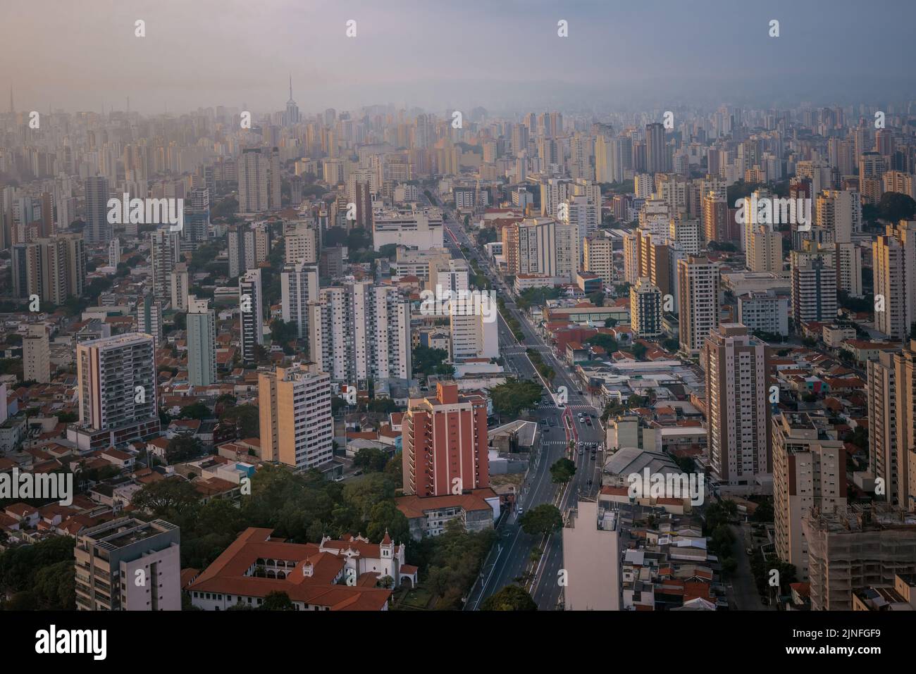 Luftaufnahme des Mirandopolis-Viertels mit Jabaquara Avenue - Sao Paulo, Brasilien Stockfoto